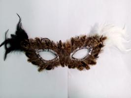 Маска на глаза из коричневых перьев