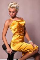 Золотое платье-карандаш до колен