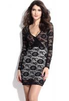 Черное приталенное платье с кружевами