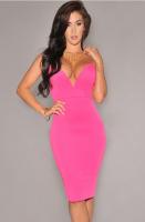 Розовое платье с V-вырезом