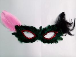 Маска на глаза из зеленых перьев