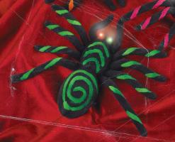 Тарантул со светящимися глазами зеленый