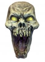 Пластиковый череп с клыками